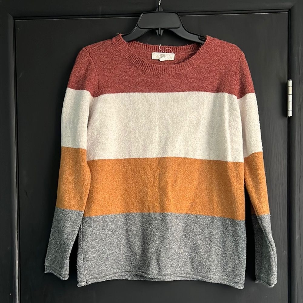 Elegant Gold and Cream Crew Neck Sweater with Clean Lines